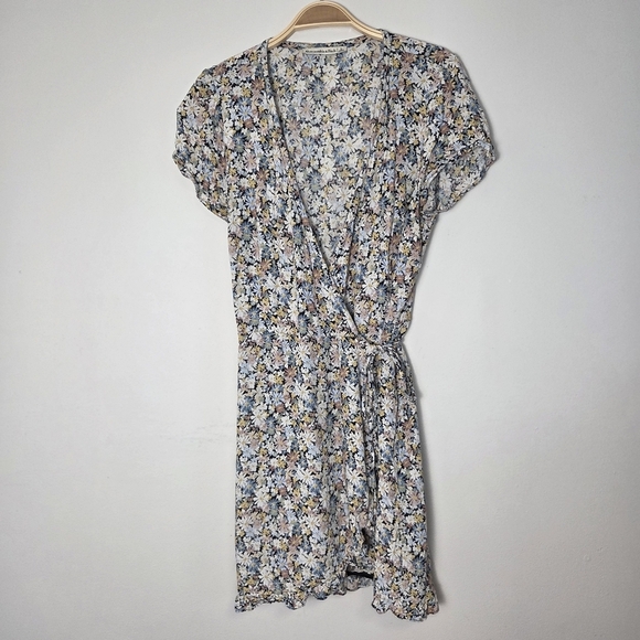 Abercrombie & Fitch Floral Short Sleeve Ruffle Wrap Mini Dress - Picture 3 of 7